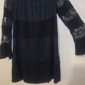 Off the shoulder black lace dress - Size L 🌻
